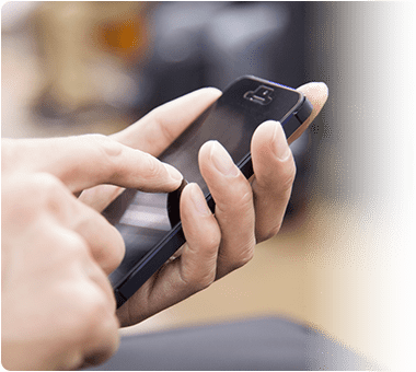 スマートフォンを操作している手元